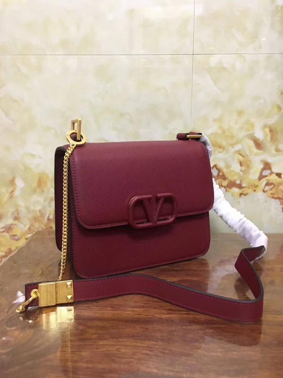 VALENTINO 

95 dhs🗽

with box
🎁🎁🎁

Zain90
♥️♥️♥️