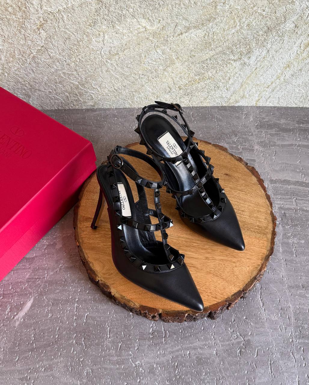 VALENTINO
SuperMaster Quality 💯
450 dhs🇦🇪🇦🇪
Size: 36-41💥

Zain171
♥️♥️♥️