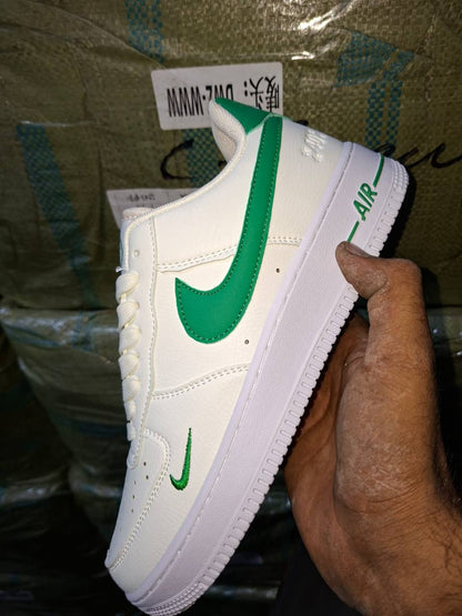NIKE
Size 40 to 45
95 dhs💓

Zain27
♥️♥️♥️