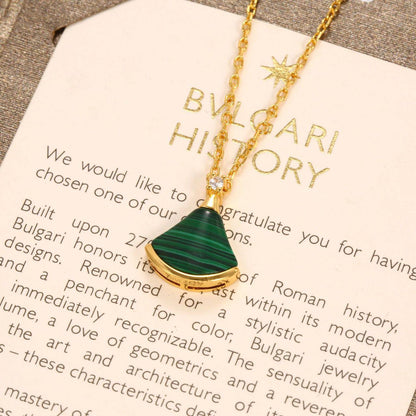 BVLGARI ❤️‍🔥*
Necklace 🍁
Master quality 💯
With normal boxes 📦 
50 dhs🇦🇪
With master box 🗃️ 
90 dhs🇦🇪

Zain216
♥️♥️♥️