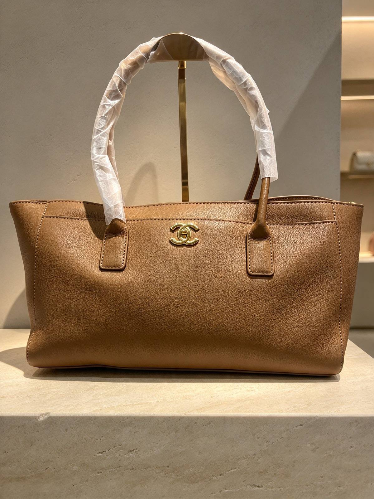 CHANEL

best quality 

without box

120 dhs🇦🇪🇦🇪🇦🇪

size42CM
Zain290
♥️♥️♥️