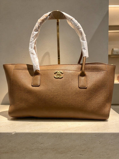 CHANEL

best quality 

without box

120 dhs🇦🇪🇦🇪🇦🇪

size42CM
Zain290
♥️♥️♥️