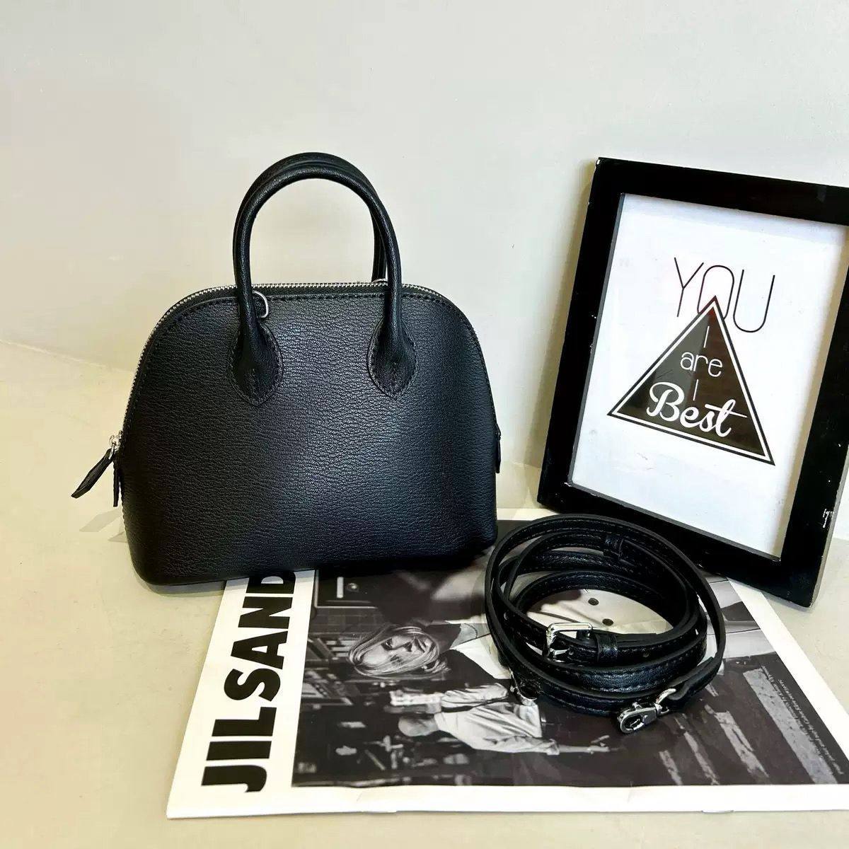 HERMES 
 GOOD QUALITY *


WITH BOX 
🎁🎁🎁

100 dhs✅

Zain39
♥️♥️♥️