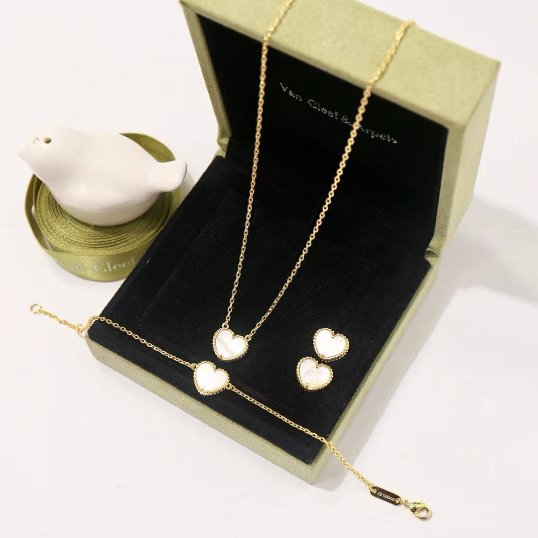 VCA set* 🍁
Necklace 
Earrings 
Bracelet 
*Master quality* 🌿

105 dhs🪙🌨️
normal box
🎁🎁🎁

Zain48
♥️♥️♥️