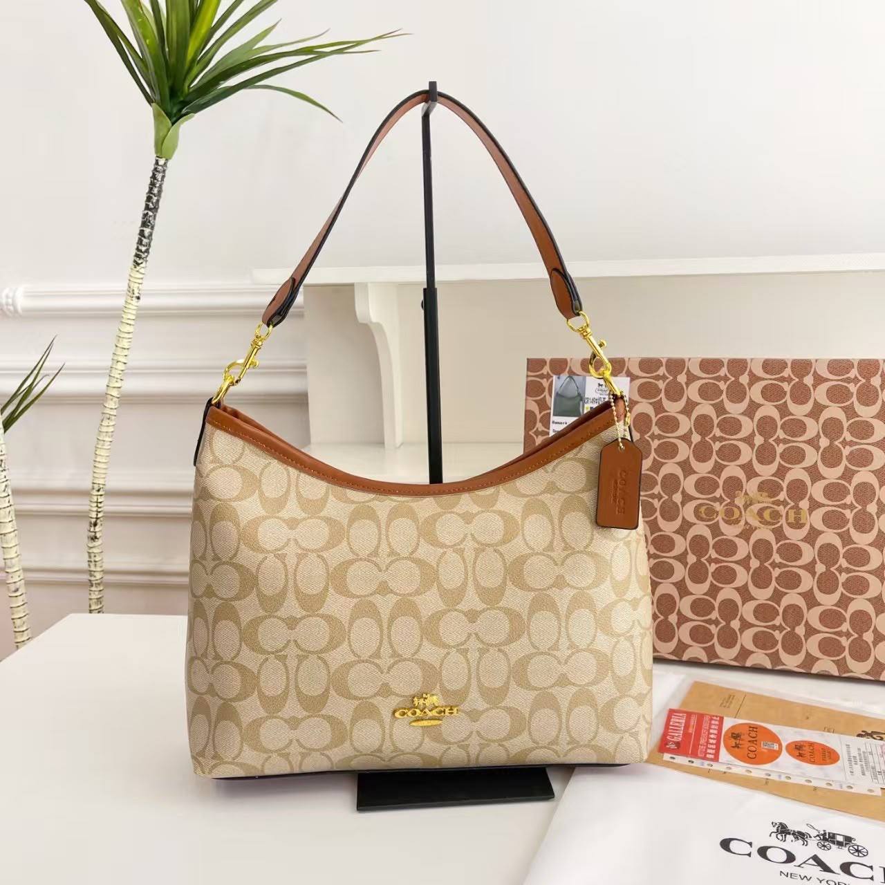 Coach
85 dhs🇦🇪🇦🇪
With box

Zain219
♥️♥️♥️