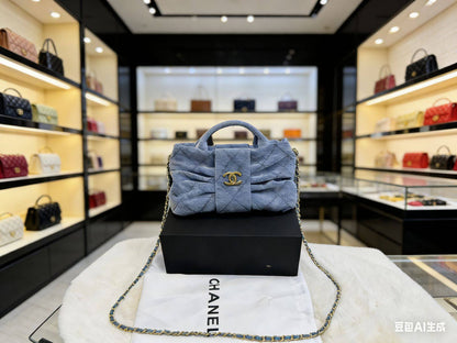 Chanel 25K butterfly bag
Size:25cm 
Magnetic box🎁

115 dhs❣️

Zain56
♥️♥️♥️