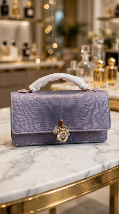 Dior

Master quality

21 cm 
with box
 280 dhs🇦🇪🇦🇪


Zain95 
♥️♥️♥️