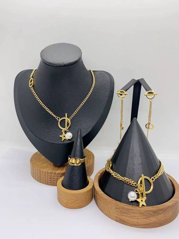 Stainless steel ❤️‍🔥*
Necklace 💥
Earring ✨
Ring 💍 free size 💍
Bangle 🦋
Non tarnish 💯
With brand boxes 🗃️ 
And paper bag 🛍️
50 dhs✅

Zain216
♥️♥️♥️