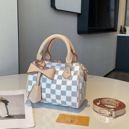 LV 
Best quality with box’s 
95 dhs✅
size 16cm

Zain290
♥️♥️♥️
