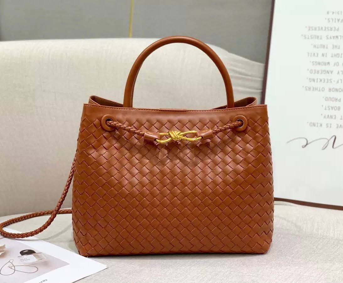 BOTTEGA 
HIGH QUALITY 
130 dhs💓
32cm

Zain295
♥️♥️♥️