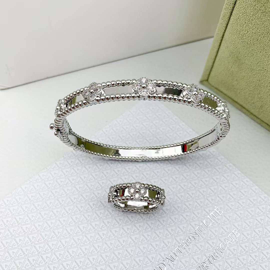 VANCLEAF 
MASTER ✨💫

BANGLE RING

110 DHS SET

WITH BOX AND PAPER BAG🎁🛍️

Zain89
♥️♥️♥️