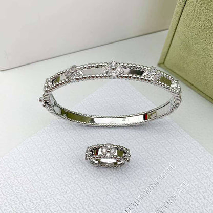 VANCLEAF 
MASTER ✨💫

BANGLE RING

110 DHS SET

WITH BOX AND PAPER BAG🎁🛍️

Zain89
♥️♥️♥️