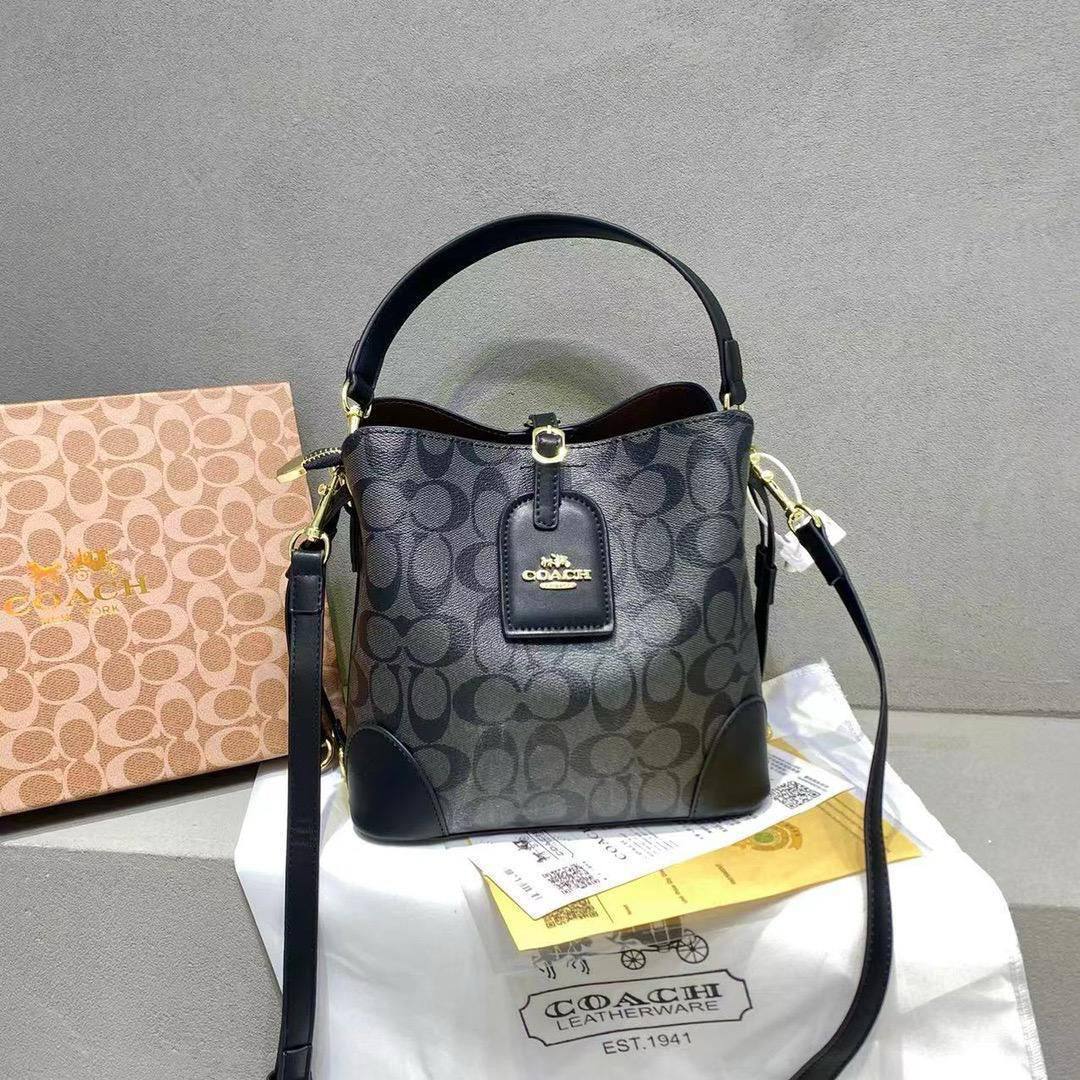 Coach
22.5*21.5*13.5 cm

90 dhs🪙🌨️

with box
🎁🎁🎁

Zain17
♥️♥️♥️