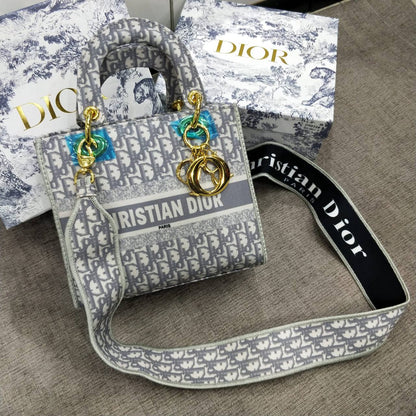 Dior

95 dhs✅

with box
🎁🎁🎁

Zain235
♥️♥️♥️