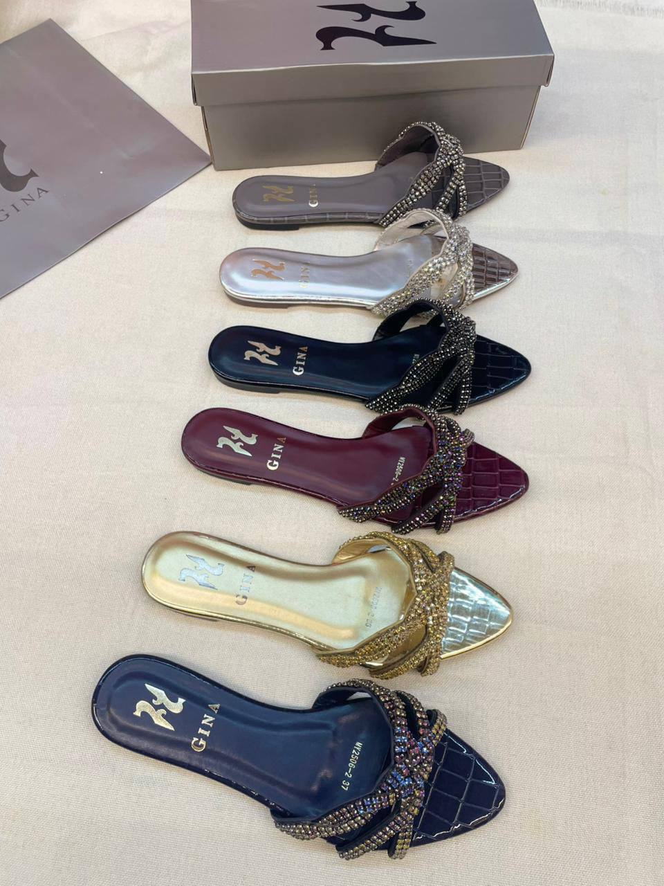 Gina flats 
new arrive 
Size 36-41 available
120 dhs🪙💕

Zain88
♥️♥️♥️