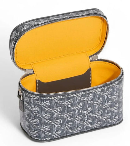 GOYARD

best quality 
with box
100 dhs🇦🇪🇦🇪🇦🇪

size17CM

Zain290
♥️♥️♥️