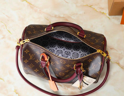 LOUIS VUITTON 

COPY ONE 

NEW DESIGN 

220 DHS🇦🇪🇦🇪🇦🇪

Zain295
♥️♥️♥️