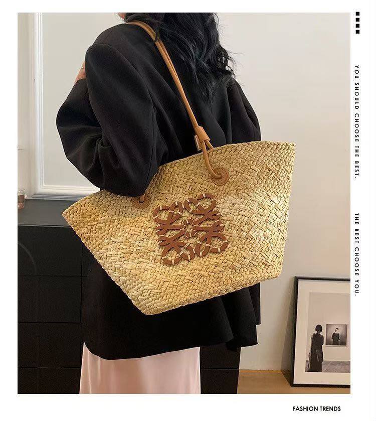 LOEWE
Size  48cm
100 dhs🇦🇪🇦🇪

Zain04
♥️♥️♥️