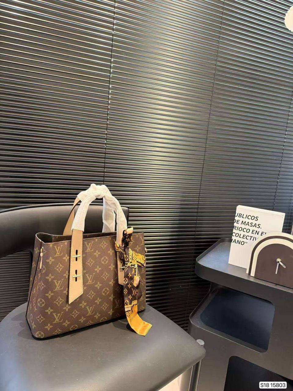LV
Top Handle Bag
In Gold Hardware
NO BOX
Size : 30 cm
110 dhs✅

Zain239
♥️♥️♥️