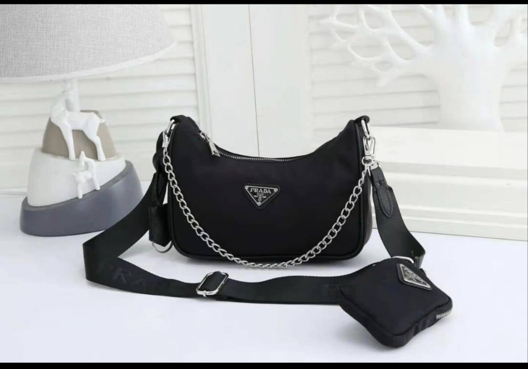 Prada

with box
🎁🎁🎁

85 dhs🪙🌨️

Zain143
♥️♥️♥️