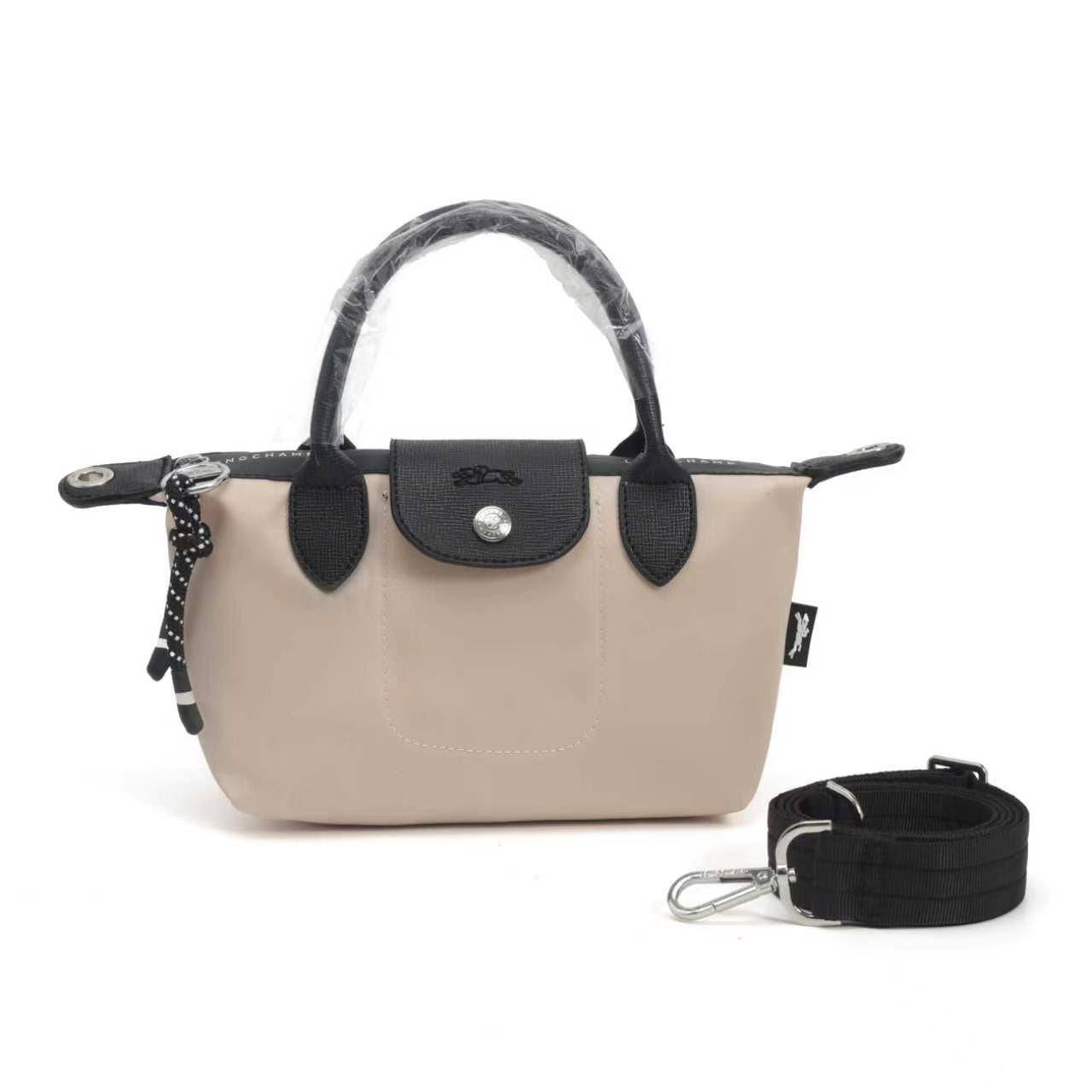 NEW CAME
LONG CHAMP BAG
GOOD QUALITY
50 dhs✅

Zain40
♥️♥️♥️