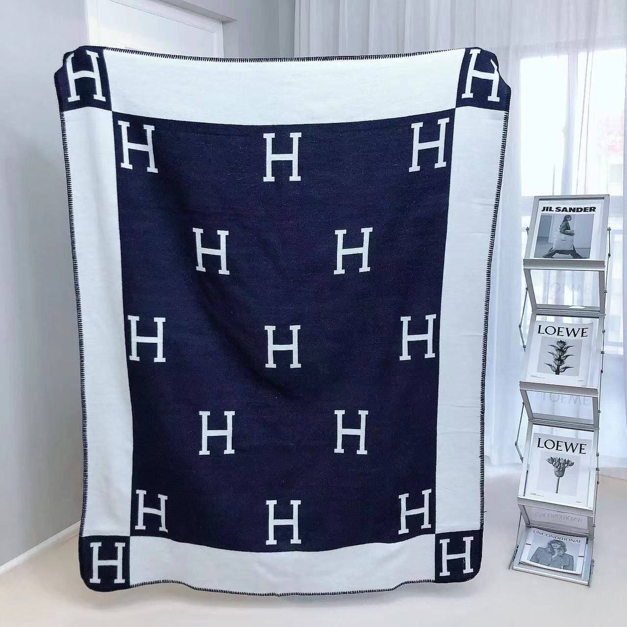 New collection 
Master 
Throw blanket in Merinos wool and cashmere (90%
rinos wool, 10% cashmere)
Size 135*170
👉🏽Blanket 
150 dhs✅

👉🏽Pillows with feeling
90 dhs✅

Zain99
♥️♥️♥️