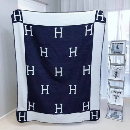 New collection 
Master 
Throw blanket in Merinos wool and cashmere (90%
rinos wool, 10% cashmere)
Size 135*170
👉🏽Blanket 
150 dhs✅

👉🏽Pillows with feeling
90 dhs✅

Zain99
♥️♥️♥️
