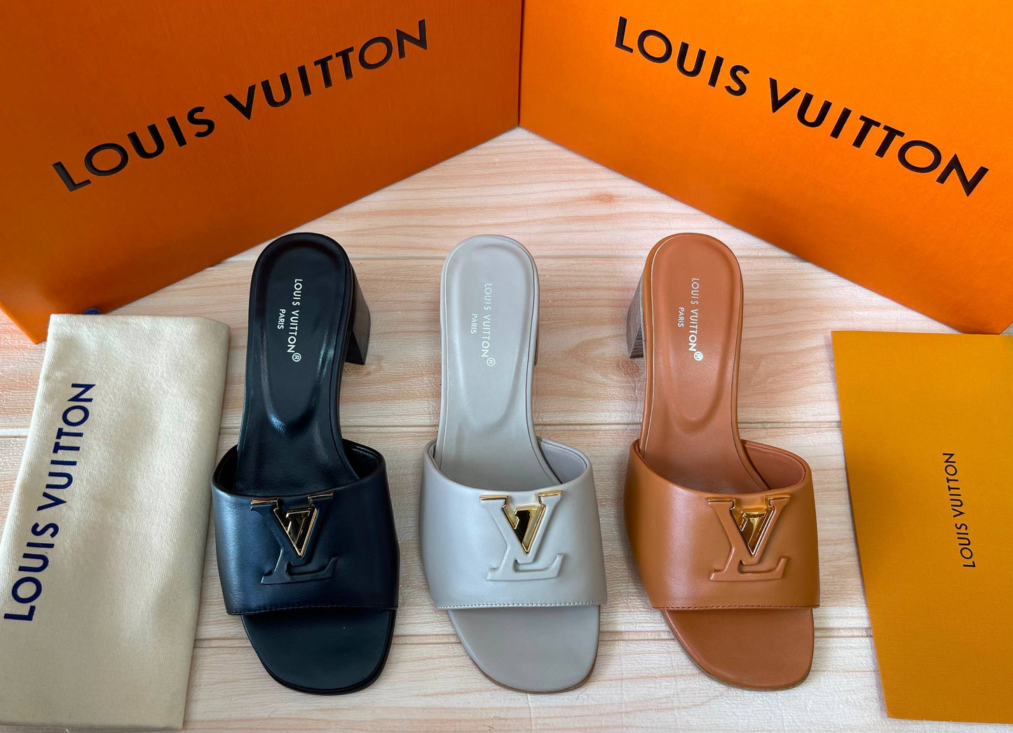 LV
Master quality 
Size: 36 to 41
450 dhs✅

Zain318
♥️♥️♥️