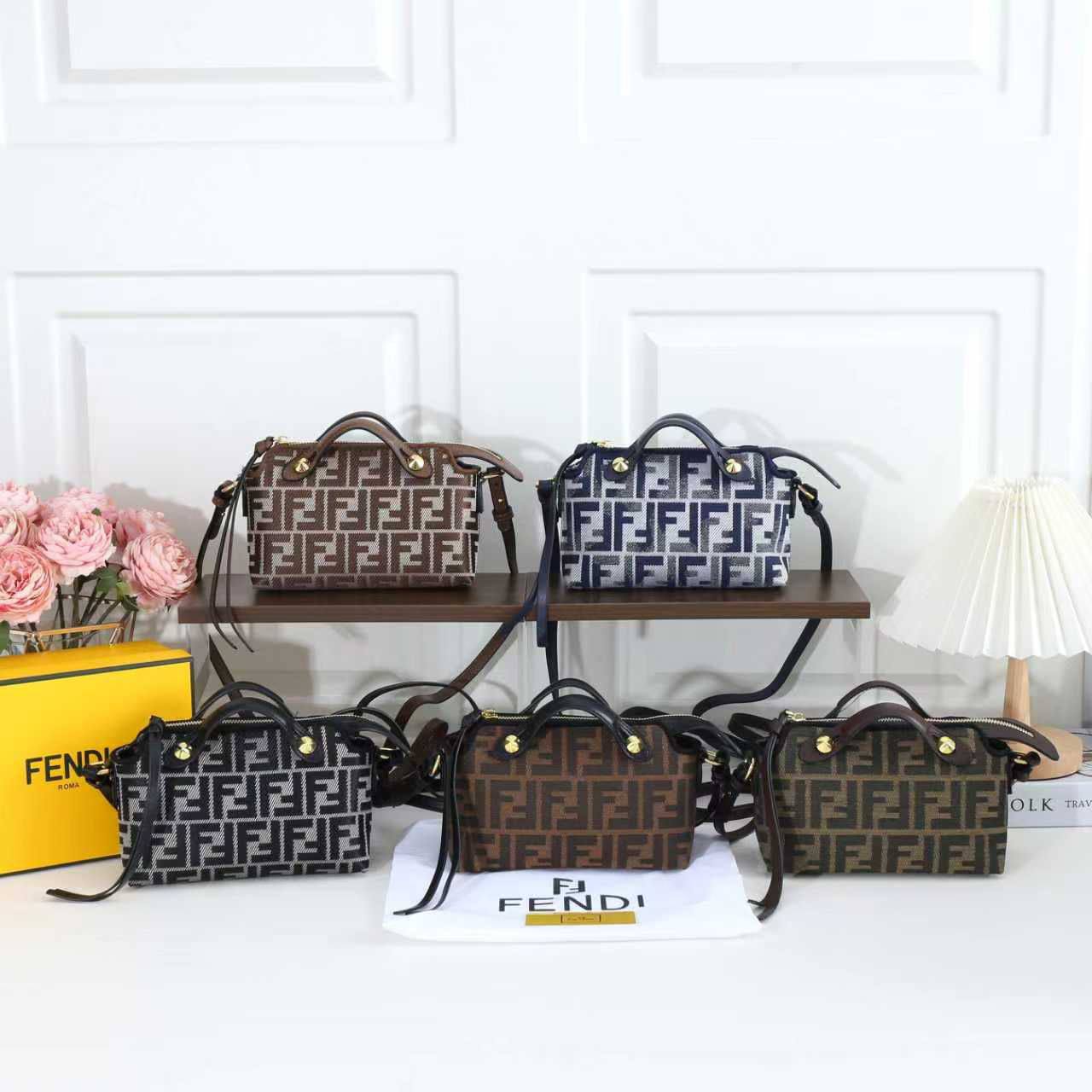 Fendi
100 dhs💓
SIZE：22cm
Good-quality 

with box
🎁🎁🎁

Zain35
♥️♥️♥️