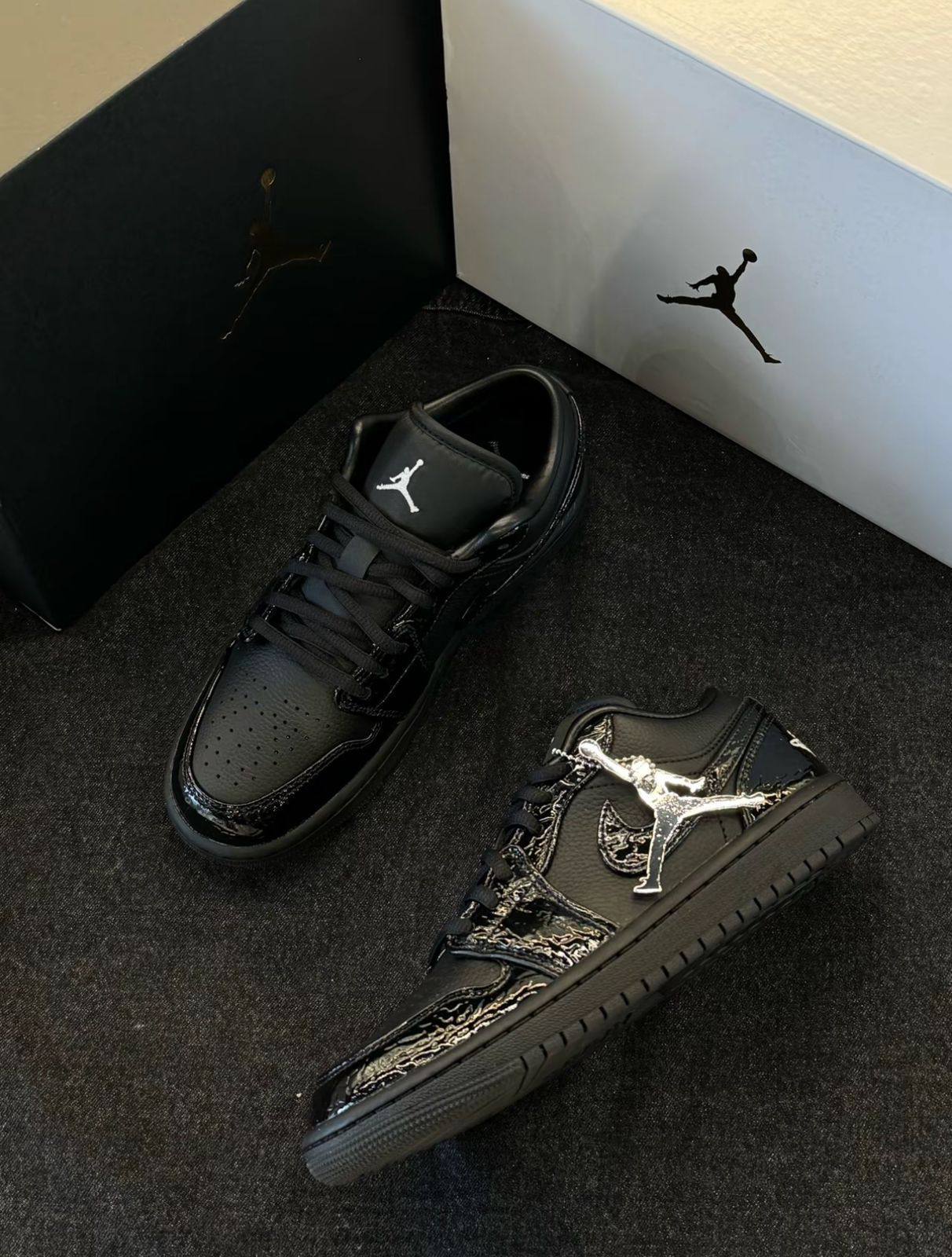 Air Jordan 1 Low "Black Croc"🖤🐊
36-46 AVAILABLE🤩
230 dhs❣️

Zain242