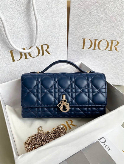 Dior
110 dhs✅
size：22cm
Good-quality 

with box🎁🎁🎁

Zain35
♥️♥️♥️