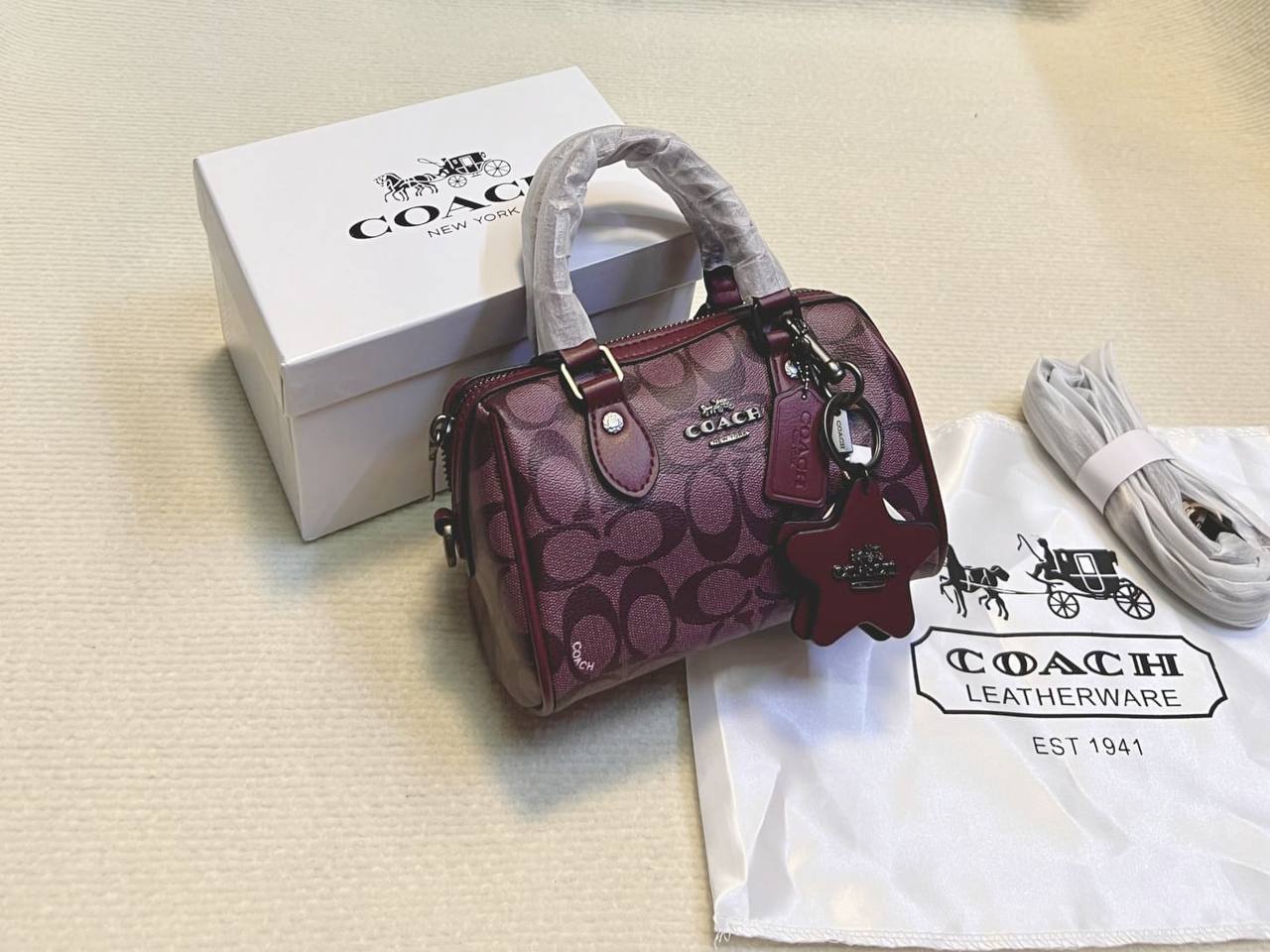 Coach
95 dhs✅

with box
🎁🎁🎁

size 18×10×12cm

Zain42
♥️♥️♥️