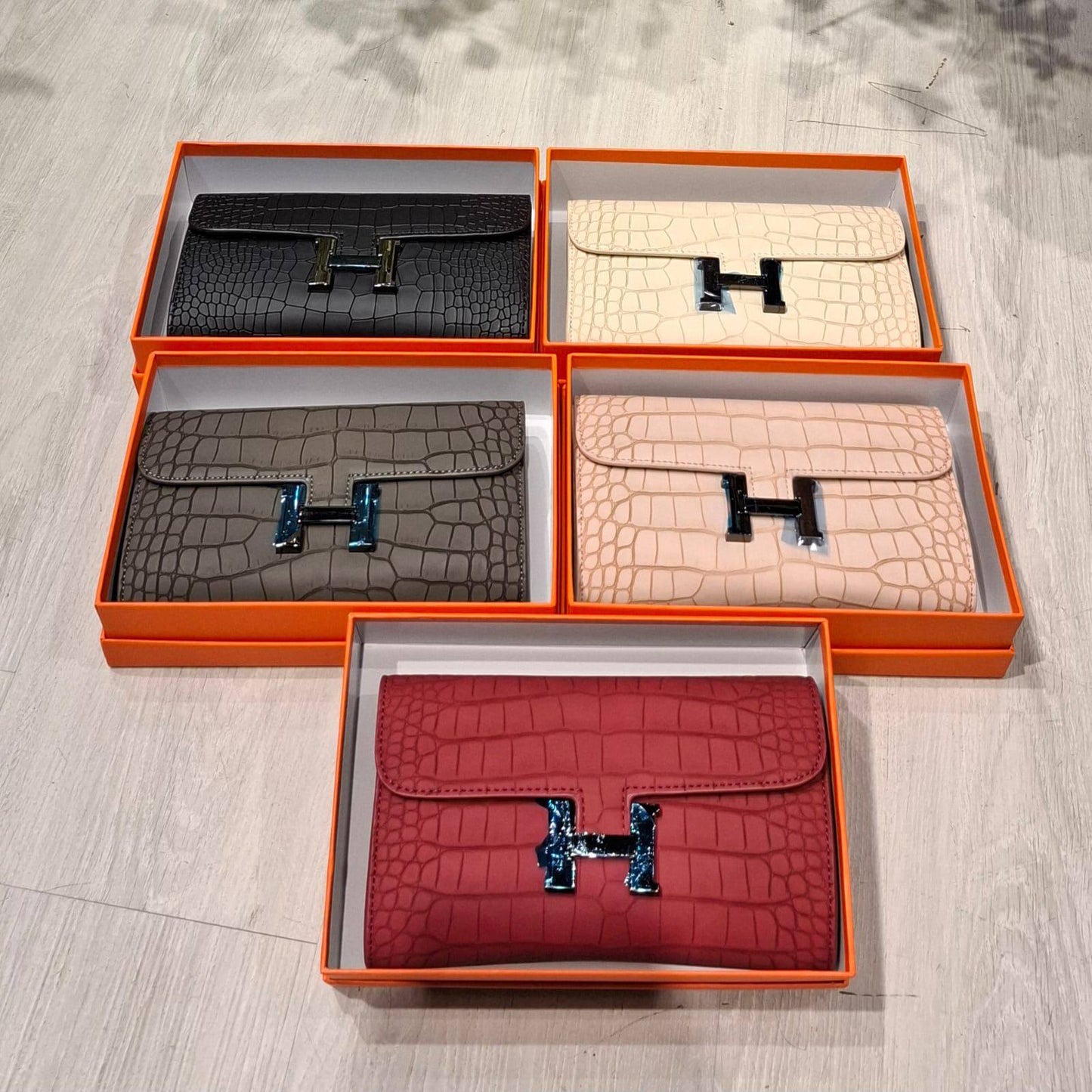 Hermes

Black logo 
Size 20cm
95 dhs❣️

Zain44
♥️♥️♥️