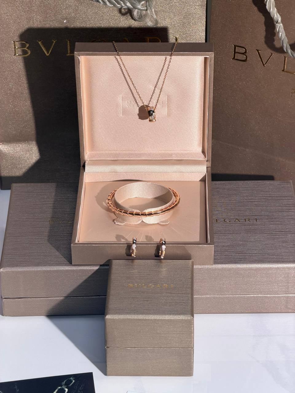 Bvlgari
Bracelet , Necklace,Earrings 
 Latest Collection  😍
Quality: Super Master 
Non -Tarnish color
In :-Rose Gold
For Price 👇 WTSP Text Zain 0568585901

Zain268
♥️♥️♥️