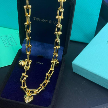 Tiffany ❤️‍🔥*
Necklace 🦋
Master quality 💯
With normal boxes 🗃️ 
75 dhs❣️
With master box 📦 
95 dhs❣️

Zain216
♥️♥️♥️