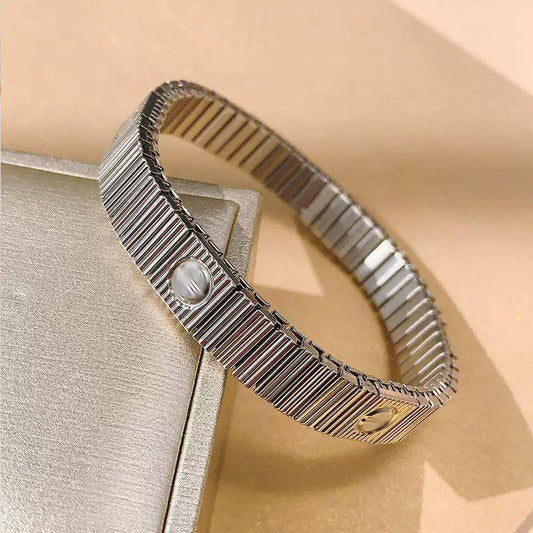 Cartier ❤️‍🔥*
Bracelet 🔥
Stainless steel 💯
With black boxes 🗃️ 
30 dhs🪙🌨️
With normal boxes 📦 
And paper bag 🛍️
40 dhs🪙🌨️

Zain216
♥️♥️♥️