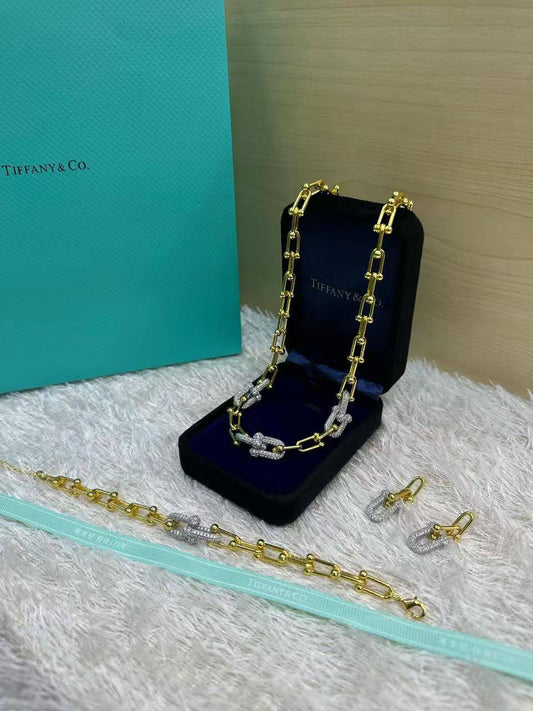 Tiffany set💥*
*Stainless steel SET 💯*
Necklace ❤️‍🩹
Earring 🍁
Breslat ❣️
With normal boxes 📦 
And paper bag 🛍️
70 dhs🪙💚

Zain216
♥️♥️♥️