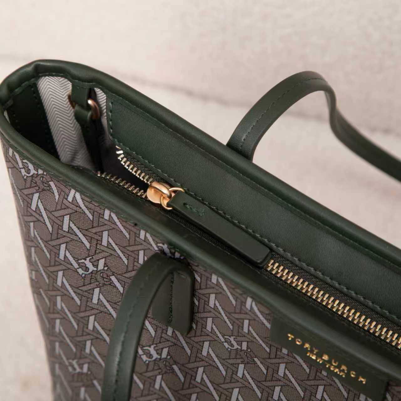 Tory Burch
95 dhs❣️

Zain07
♥️♥️♥️