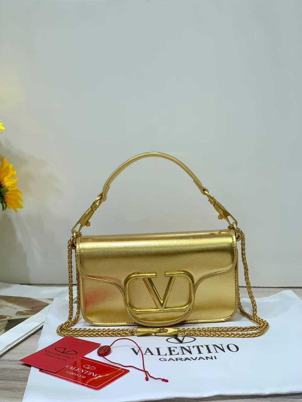 🌟 Valentino Loco
1️⃣ First quality +🎁
Size : 20 * 12  cm
105 dhs❣️
with box 🎁

Zain115
♥️♥️♥️