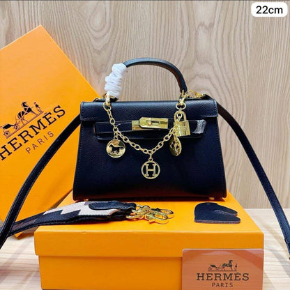 Hermes Killy 
1⃣️ First quality
 + chain⛓️+ 2 strap +🎁
Size : 22 *15 *7 cm
95 dhs🇦🇪🇦🇪
with box🎁

Zain115
♥️♥️♥️
