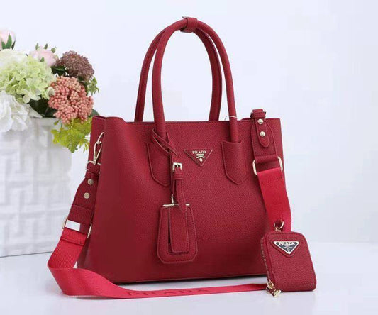 Prada 
Good Quality 
115 dhs🪙💕

Zain250
♥️♥️♥️