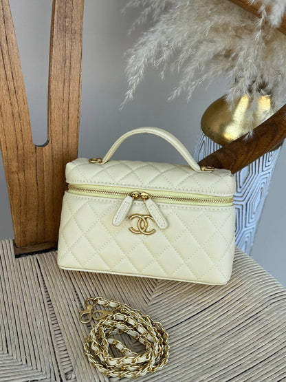 New collection✨✨✨
CHANEL
19cm
340 dhs❣️
Top quality 
With box🎁

Zain167
♥️♥️♥️