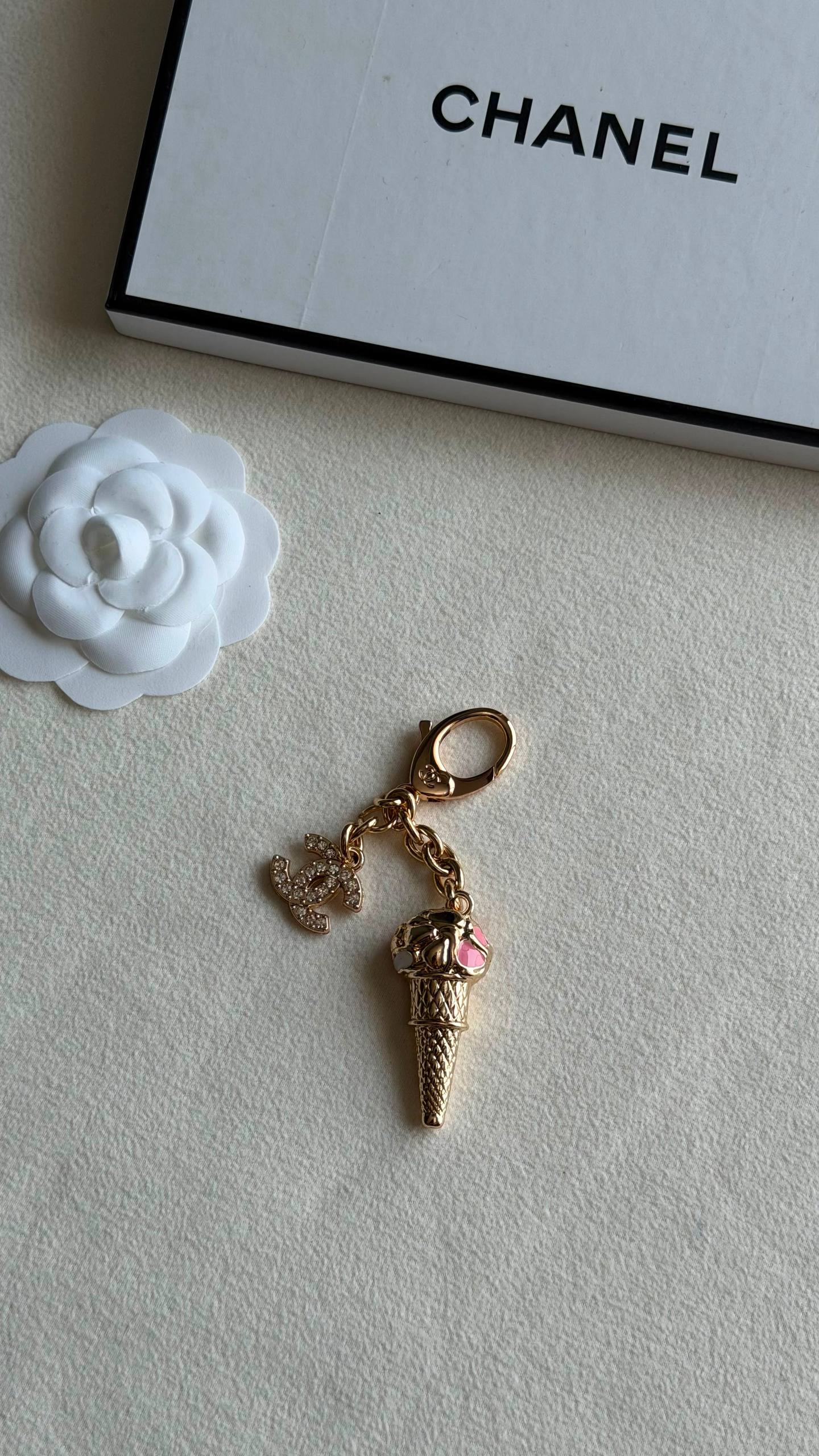 GUCCI  & CHANEL 
CHARMS
Super master quality 
*with complete packing*🎁
240 dhs✅

Zain280
♥️♥️♥️