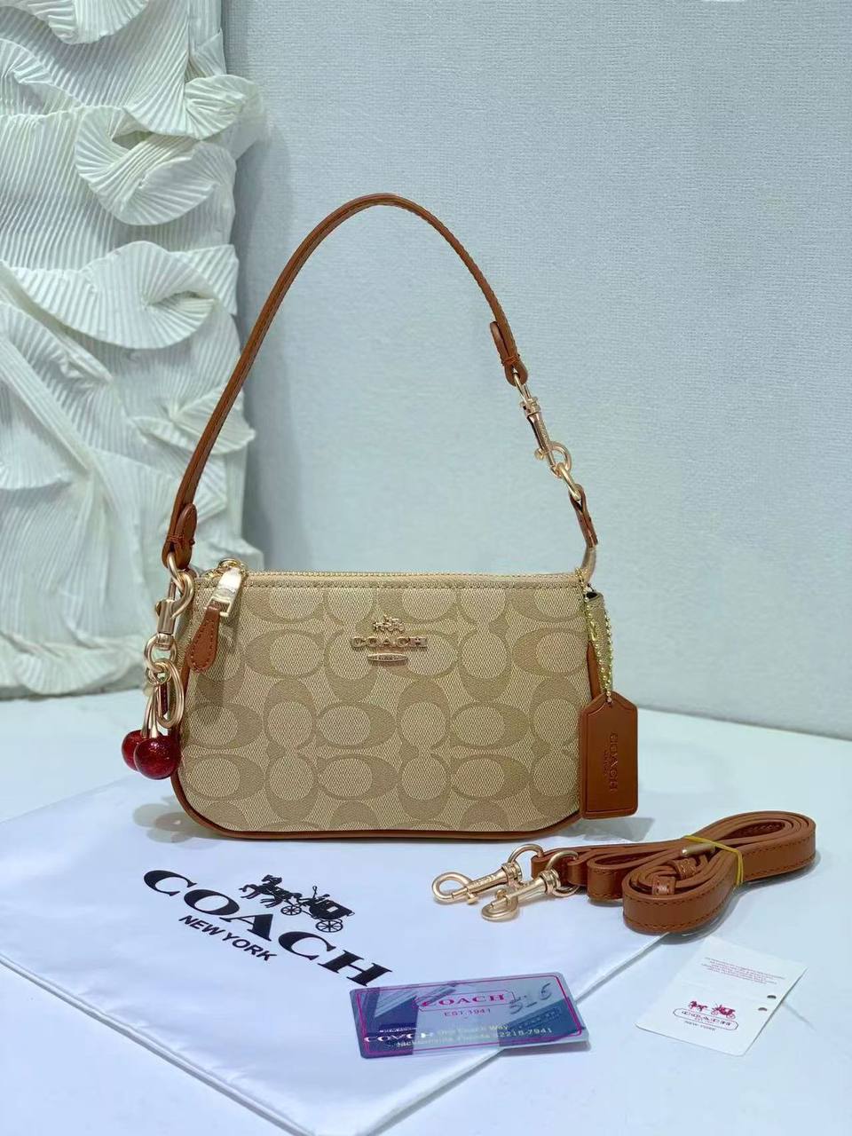 Coach 
good quality 
90 dhs✅
with box

Zain278
♥️♥️♥️