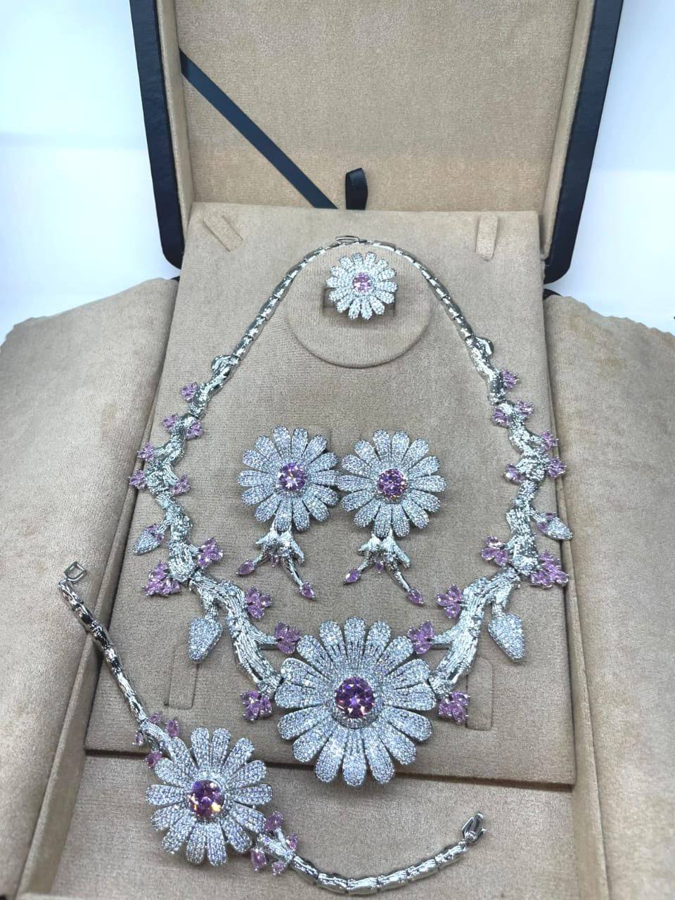 Necklaces 

350 dhs🇦🇪 set with same box

280 dhs🇦🇪 set without box

Zain122
♥️♥️♥️