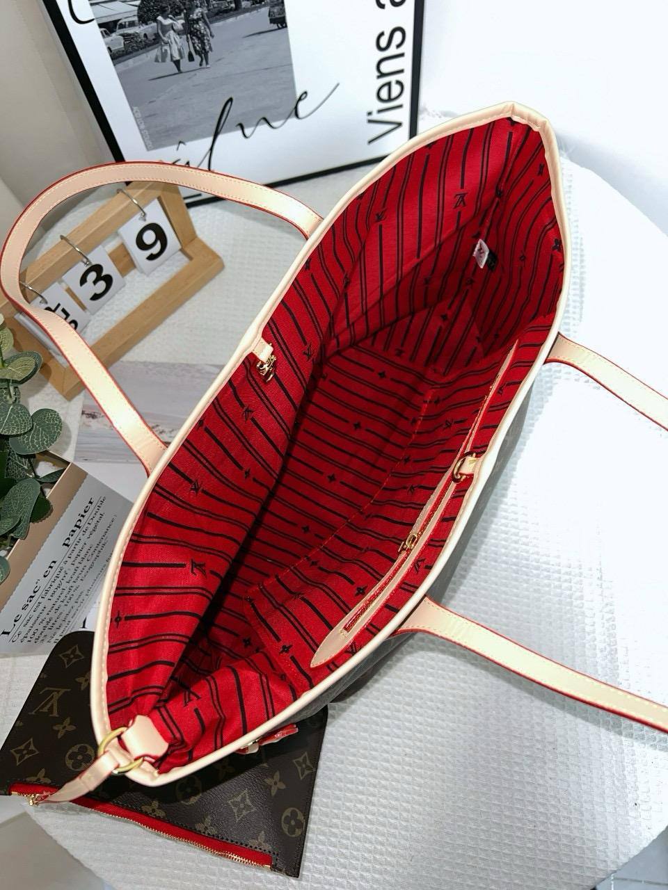 LV
42 cm with box 
105 dhs🇦🇪🇦🇪

Zain17
♥️♥️♥️