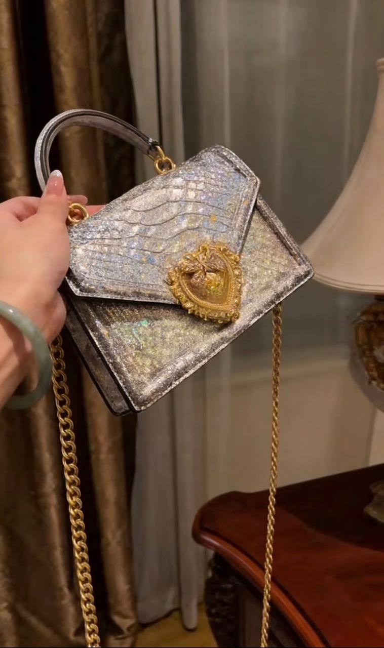 D&G
115 dhs❣️
SIZE：20cm
GOOD quality 

with box
🎁🎁🎁

Zain35
♥️♥️♥️