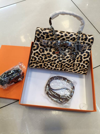 Hermes
95 dhs✅ 
high quality 
With box22cm

Zain26
♥️♥️♥️