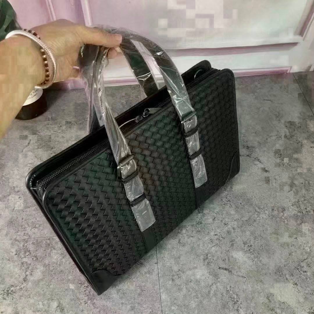 BOTTEGA LAPTOP BAG COPY ONE NEW CAME 
210 dhs🇦🇪🇦🇪

Zain295
♥️♥️♥️