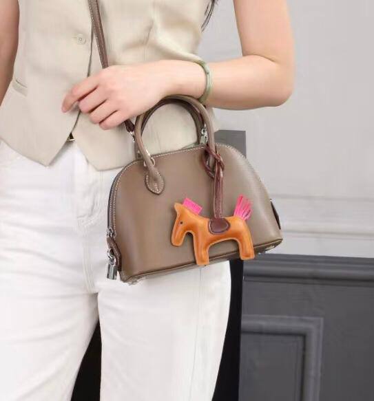 Hermes 

small 
95 dhs🇦🇪
size 18×18×9×14cm


big
100 dhs🇦🇪
size 26×9×19cm
with box

Zain42
♥️♥️♥️